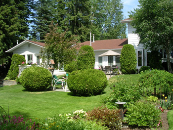 Enjoy the Backyard at Ridgeview Gardens Bed and Breakfast